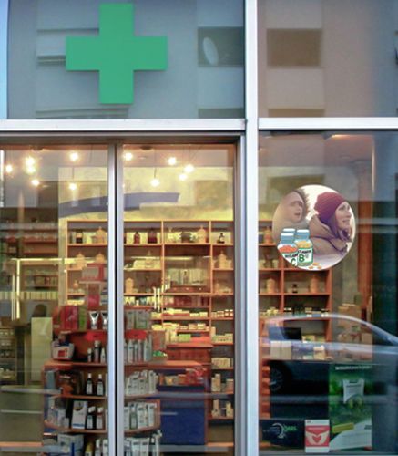 Fensterfolien für freie Gestaltung an Apothekenfenstern nutzen Fensterfolien für freie Gestaltung an Apothekenfenstern nutzen