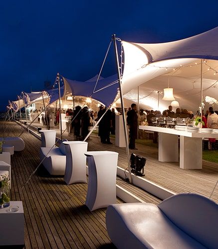 Formschöne Eventmöbel - von faltbaren Pappmöbeln bis hin zu outdoor LED-Möbel Messe- & Eventmöbel für den Innen- und Außenbereich