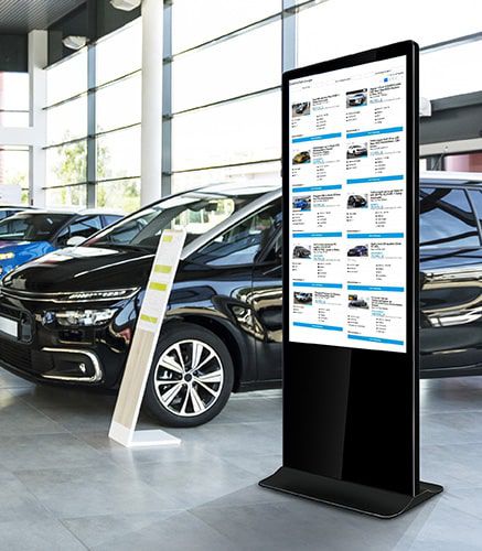 Digital werben im Autohaus mit der Digital Signage Stele Touch Digital Signage Stelen am POS im Autohaus