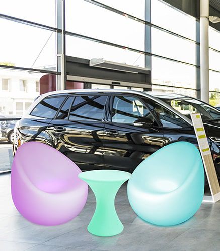 LED-Möbel - für ein angenehmes und elegantes Ambiente im Autohaus Hochwertige LED-Möbel im Autohaus