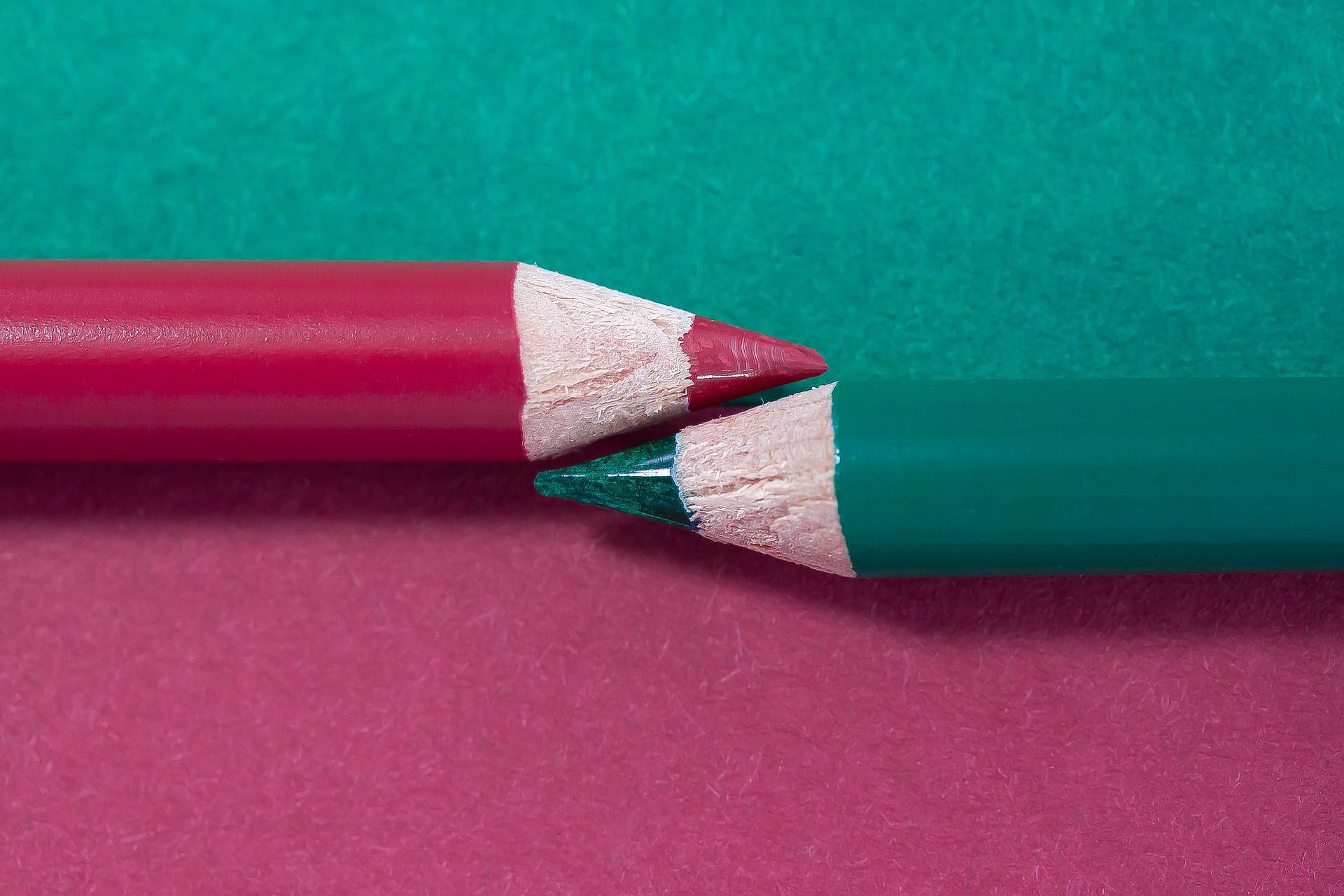 Farbkontrast zwischen dunkelrot und dunkelgrün Buntstifte Kontrastfarben rot-grün